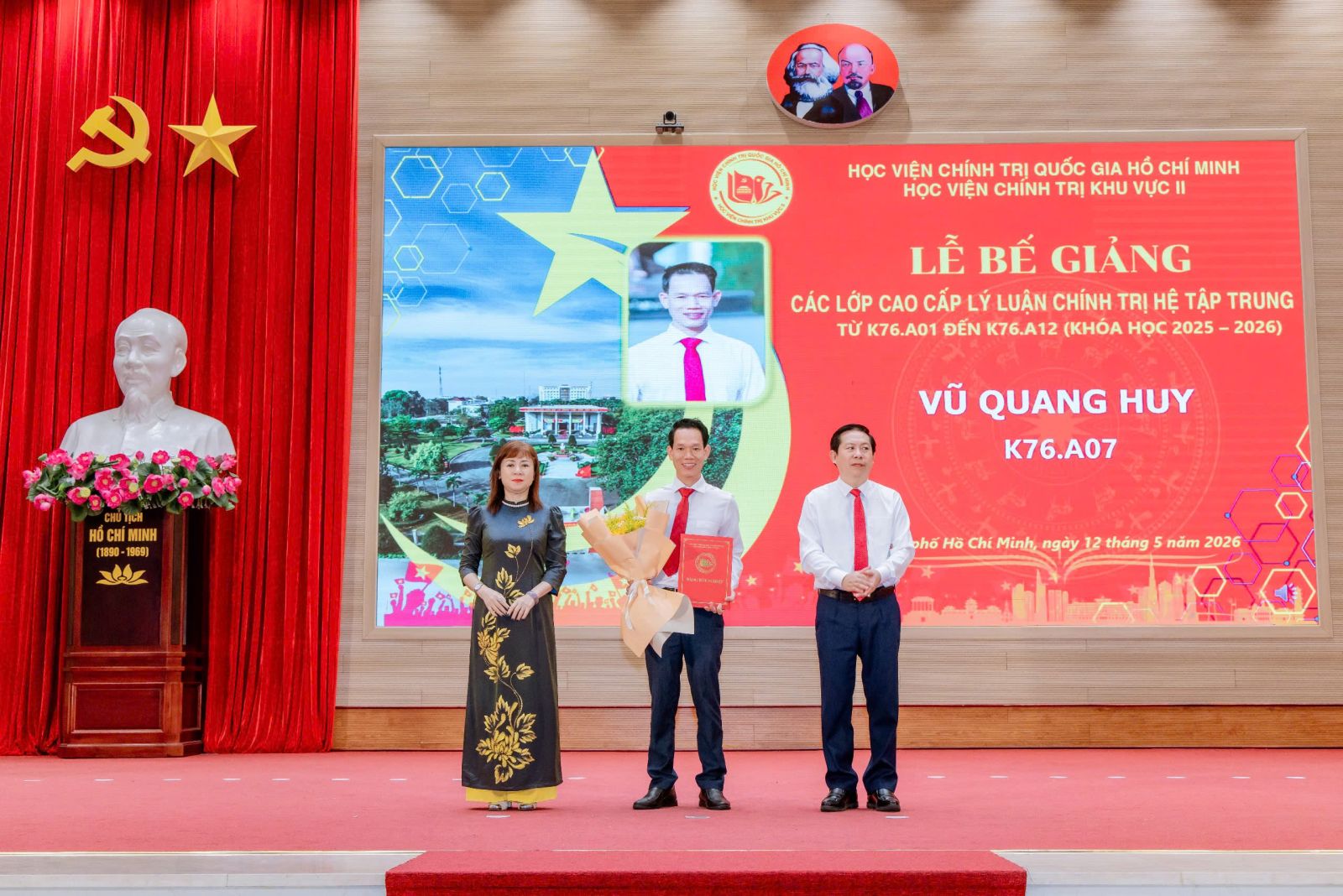 Đồng chí Vũ Quang Huy nhận bằng tốt nghiệp