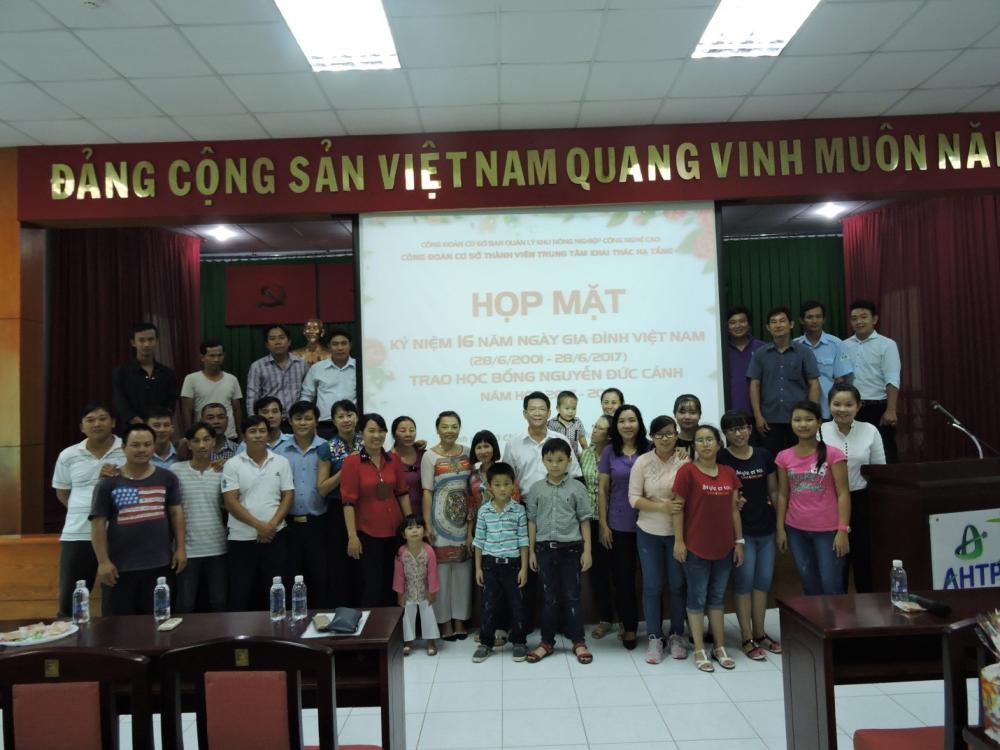 Công đoàn cơ sở thành viên Trung tâm Khai thác Hạ tầng tổ chức Ngày hội Gia đình năm 2017  và Trao học bổng Nguyễn Đức Cảnh năm học 2017 – 2018