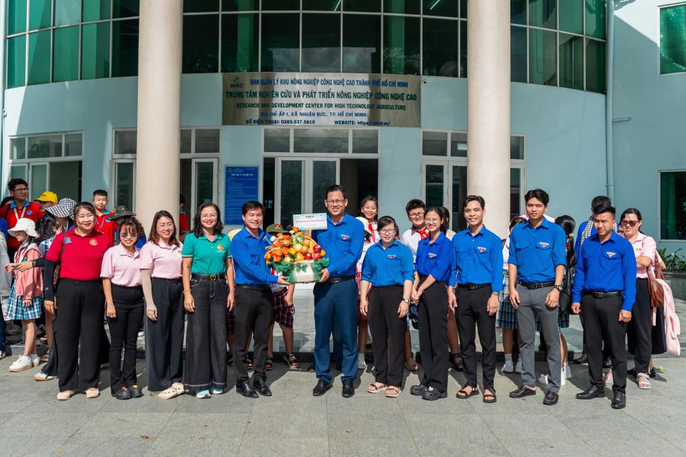 Chi đoàn Trung tâm Khai thác Hạ tầng hỗ trợ đón tiếp đoàn tham quan tại Khu Nông nghiệp Công nghệ cao TP.HCM